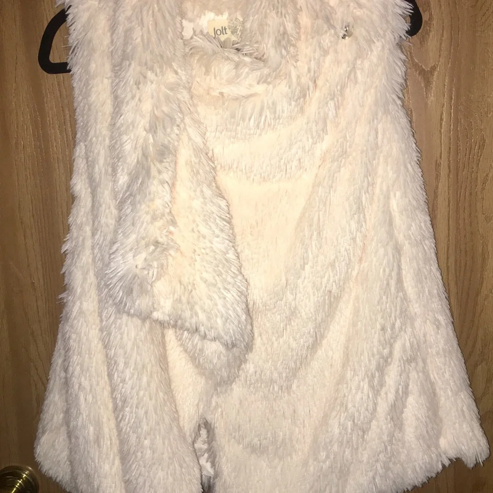 JOLT Faux Fur Vest - Picture 2 of 6